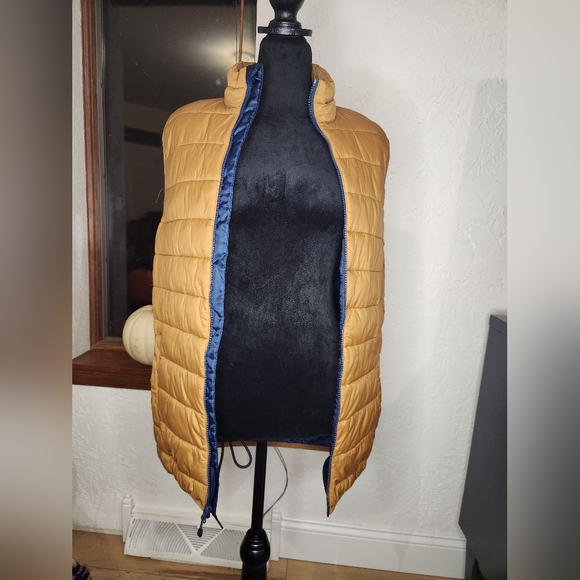 Swiss Tech puffer vest size small - Picture 4 of 14